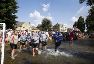 Partido anual de fútbol sobre las aguas del río Windrush