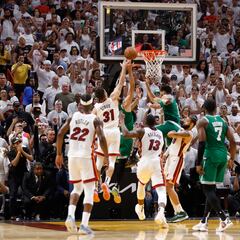 White hace lo imposible para mantener vivos a los Celtics