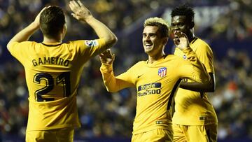 Griezmann se felicita con Gameiro tras uno de los goles del Atl&eacute;tico en el Ciutat. 