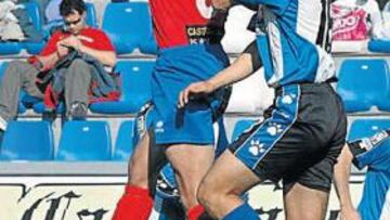<b>EFECTIVIDAD. </b>Pablo Calandria, ayer, trata de ganar un balón aéreo ante la defensa del jugador del Numancia Palacios.