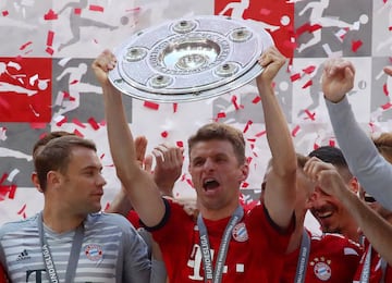 Con trofeo y cerveza en mano Bayern y James celebran el título