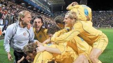 <b>ALEGRÍA INCONTENIBLE. </b>El gol de Sorín desató la euforia. Todos sus compañeros, los que estaban sobre el campo y los que no, se lanzaron sobre él.