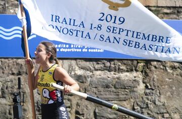 Las chicas de la trainera de Orio celebran la victoria en la Bandera de la Concha femenina.