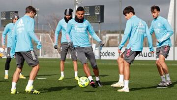 Casemiro, en el centro del rondo, con los juveniles Loren, Romera y Carrillo y Modric y Benzema al fondo durante el entrenamiento del Real Madrid.