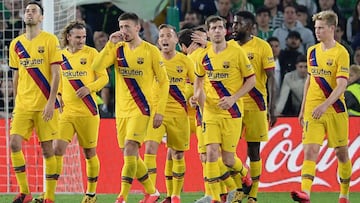 Barcelona&#039;s players celebrate Barcelona&#039;s French defender Clement Lenglet&#039;s (3L) goal during the Spanish league football match between Real Betis and FC Barcelona at the Benito Villamarin stadium in Seville on February 9, 2020. (Photo by CR