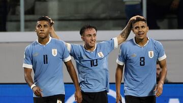 AMDEP3248. SANTIAGO DEL ESTERO (ARGENTINA), 04/06/2023.- Juan Cruz de Los Santos (i), Franco González (c) y Rodrigo Chagas de Uruguay celebran un gol en propia puerta de Joshua Wynder de Estados Unidos hoy, en un partido de cuartos de final de la Copa Mundial de Fútbol sub-20 entre Estados Unidos y Uruguay en el estadio Único de Ciudades en Santiago del Estero (Argentina). EFE/ Juan Ignacio Roncoroni