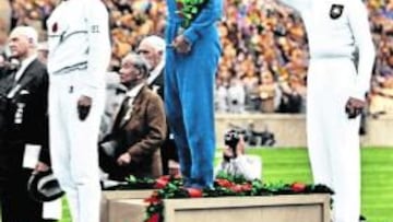 <b>EL PODIO. </b>Owens (centro), Tajima (izquierda) y Long (derecha).