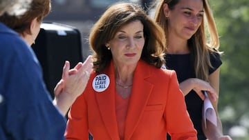 La vicegobernadora Kathy Hochul, en el centro, se une a los defensores de la licencia familiar y médica pagada para todos los trabajadores durante una parada en la gira nacional en autobús de la licencia pagada para todos el martes 3 de agosto de 2021 en Albany, Nueva York.