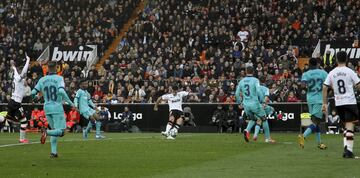 Valencia 2-0 Barcelona | Perfecta diagonal de Ferran Torres que recibió Maxi Gómez controló y disparó con la diestra para colocar el balón en el palo largo lejos del alcance de Ter Stegen.