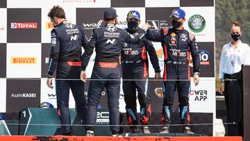 Loeb saluda a Gilsoul en el podio del 2020 en Turquía.
