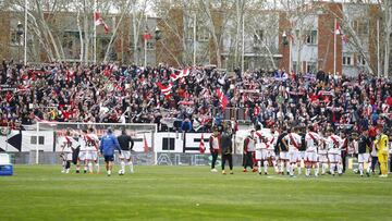 Los jugadores celebran la victoria ante el Zaragoza con la grada.