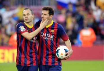 ndrés Iniesta felicita a su compañero, el delantero argentino del FC Barcelona Lionel Messi que se lleva el balón tras marcar tres goles al Osasuna y convertirse en el máximo goleador de la historia del equipo, al término del partido de la vigésima octava jornada de liga de Primera División disputado esta tarde en el Camp Nou. Messi sigue pulverizando récords y, tras el triplete anotado hoy ante el Osasuna (7-0), se ha convertido en el máximo goleador de la historia del Barcelona -con 371 goles entre partidos oficiales y amistosos- al superar a Paulino Alcántara.