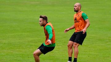 Los dos laterales derechos del Racing, Dani Fernández y Unai Medina.