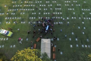 El cortejo fúnebre, que terminó en el cementerio de Bella Vista, estuvo rodeado de decenas de aficionados. Una caravana de seguidores lo acompañó todo el camino.