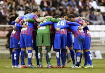 Los jugadores del Levante momentos antes del inicio del partido de la vigésima quinta jornada de Liga de Primera División disputado ante el Rayo Vallecano esta tarde en el estadio de Vallecas.