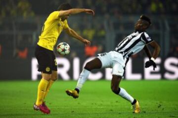 Pogba ante Sokratis Papastathopoulos.