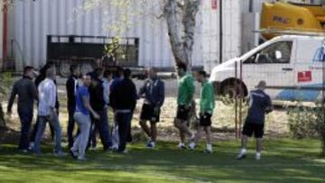 Momento en que varios integrantes de los Supporters entran en el campo y hablan con Mel y Jorge Molina.