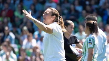 Es la entrenadora y alma mater del Betis. La sevillana, después de una vida ligada al fútbol como jugadora, colgó las botas para seguir luchando por el fútbol femenino desde el banquillo. Llegó al Betis en 2012 y lo ha llevado a la élite de la Liga Iberdr