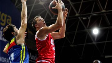 Ryan Toolson entra a canasta ante Michele Vitali.