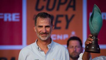 Spain's King Felipe VI smiles during the trophy ceremony of the 37th Copa del Rey regatta at Ses Voltes Park on August 4, 2018 in Palma de Mallorca. / AFP PHOTO / JAIME REINA