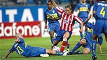 <b>EL REY</b>. Fernando Torres, superando a sus marcadores, fue el autor del gol y quiere que esta temporada sea la su consagración de estrella.