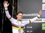 Van der Poel desempata a De Vlaeminck con su 8º arcoíris; Orts es 7º