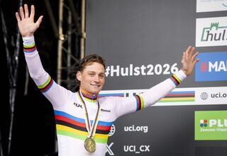 Van der Poel desempata a De Vlaeminck con su 8º arcoíris; Orts es 7º