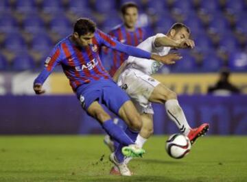 El delantero del Albacete Balompié César Díaz (d) pelea un balón con el marroquí Issam El Adoua, del Levante, durante el partido de vuelta de dieciseisavos de final de la Copa del Rey de fútbol que se disputa esta noche en el estadio Ciutat de València. 