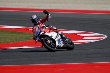 La escudera italiana Ducati tambin cuenta con su propia tribuna en este trazado. Es la zona que ellos denominan la? desmodrmica, en la que con banderas y camisetas, el Desmodromiclub pinta de rojo la grada.