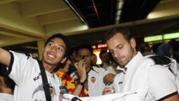 <b>PEÑA PROPIA. </b>Soldado, con miembros de 'Los che de Indonesia'.