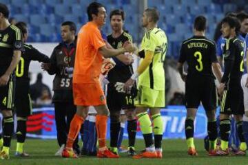 Buffon y Víctor Valdés se saludan al final del encuentro.