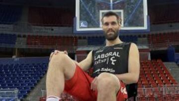 Fernando San Emeterio posa en el Buesa Arena, su ‘casa’ las últimas siete temporadas.