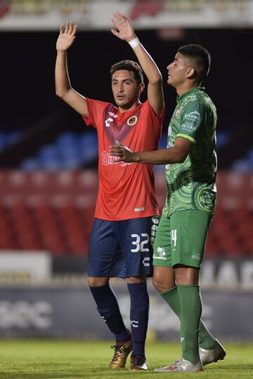 Flores Ibarra fue campeón del mundo sub-17 con la Selección Mexicana en 2011. El lateral derecho surgido de Cruz Azul no encontró cabida en el primer equipo de los cementeros y se marchó a Chivas, donde fue considerado en la categoría sub-20. Después hizo una escala en Pachuca, Coras de Tepic, Atlante, Tlaxcala y Veracruz sin poder desarrollar su potencial al máximo. Actualmente, Paco Flores tiene 26 años y juega en el Atlético Capitalino de la LBM.