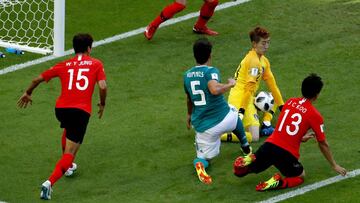 Kazan (Russian Federation), 27/06/2018.- Mats Hummels of Germany (2L) in action against goalkeeper Jo Hyeon-woo of South Korea (2R) during the FIFA World Cup 2018 group F preliminary round soccer match between South Korea and Germany in Kazan, Russia, 27 June 2018.
 
 (RESTRICTIONS APPLY: Editorial Use Only, not used in association with any commercial entity - Images must not be used in any form of alert service or push service of any kind including via mobile alert services, downloads to mobile devices or MMS messaging - Images must appear as still images and must not emulate match action video footage - No alteration is made to, and no text or image is superimposed over, any published image which: (a) intentionally obscures or removes a sponsor identification image; or (b) adds or overlays the commercial identification of any third party which is not officially associated with the FIFA World Cup) (Mundial de F&uacute;tbol, Corea del Sur, Rusia, Alemania) EFE/EPA/DIEGO AZUBEL EDITORIAL USE ONLY
