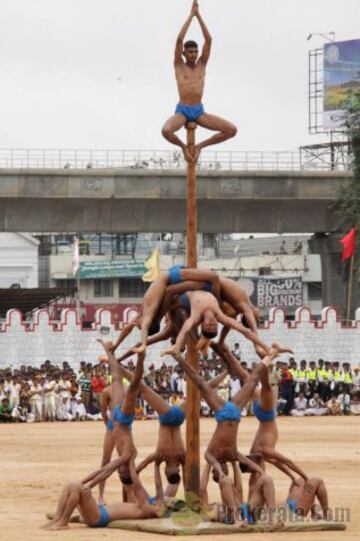 Mallakhamba es un deporte tradicional indio en el que el gimnasta realiza ejercicios, acrobacias, equilibrios... y todo sin bajarse de un poste de madera.