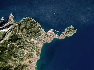 Ceuta, ciudad autónoma española, situada en la península tingitana, en la orilla africana del estrecho de Gibraltar, en su lado oriental.
