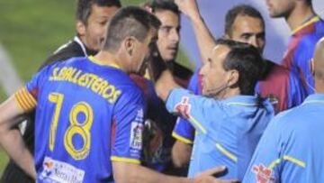 <b>PROTESTAS. </b>Las quejas de los azulgrana fueron inútiles para Teixeira que cobró penalti.