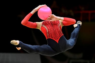 Hungría ha acogido, del 22 al 26 de mayo, los Campeonatos Europeos de gimnasia rítmica. Durante la competición, en el Arena de Budapest, se han visto infinidad de imágenes curiosas. Como la que ilustra estas líneas, en la que la ucraniana Taisiia Onofriichuk compite durante la final individual de pelota y parece no tener cabeza.