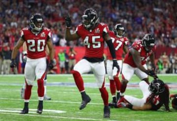 Deion Jones logró el primer sack del partido para los Falcons. La línea defensiva, con la ayuda de su MLB, estaba presionando mucho a Brady, contra todo pronóstico.