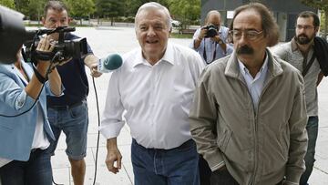 El ex presidente de Osasuna Patxi Izco (c) acompañado de su abogado Javier Asiain (d) llegan al Palacio de Justicia de Navarra donde ha declarado como investigado por la salida de dinero de las cuentas de la entidad osasunista a la sociedad pantalla holandesa Castelino BV.