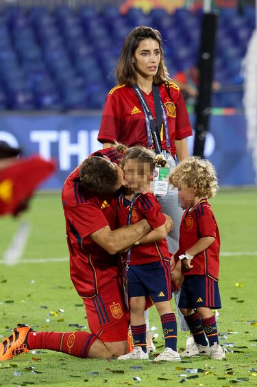 Sergio Canales besa a una de sus hijas durante la celebración de la selección española.