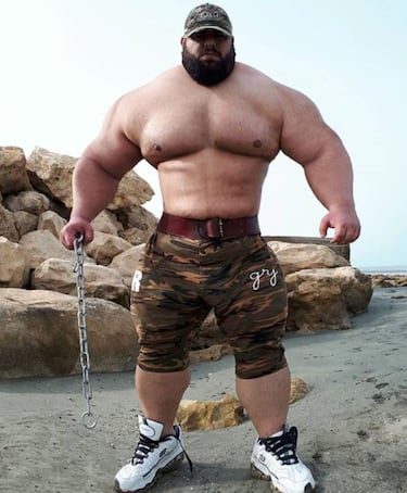 Gracias a sus 1,86 centmetros y 176 kilogramos se ha ganado el mote de el 'Hulk Iran'. Adems de por su fsico, Sajad Gharibi es conocido por sus buenas acciones con los ni?os de su pas que se encuentran en campos de refugiados.