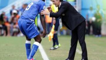 Balotelli, atento a lo que le explica Prandelli.