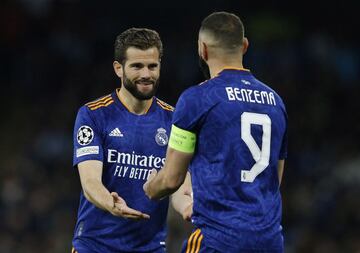 Nacho choca con Benzema en el Etihad Stadium.