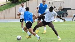 Umar Sadiq. jugador de la UD Almería, durante el entrenamiento de este miércoles.