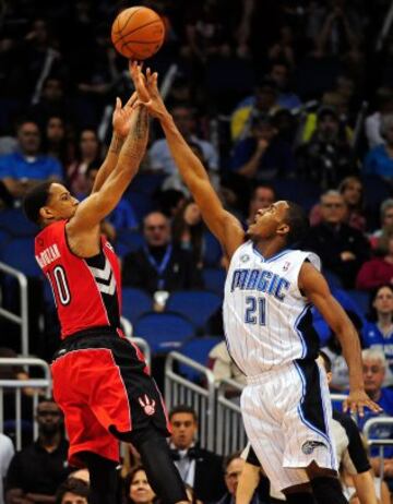 DeRozan intenta lanzar a canasta ante la defensa de Mo Harkless.