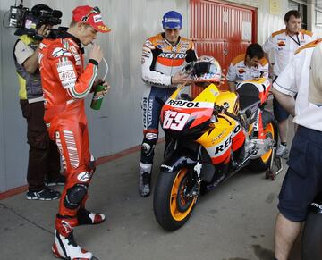 Los cambios de cilindrada en la temporada 2007 hacen que no consiga acoplarse del todo a la HRC, y acaba octavo al final del Mundial. Sexto acabaría en 2008,último año que correría con el equipo Repsol Honda.