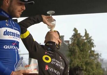 Niki Terpstra termina su cerveza en el podio de Samyn.