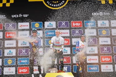 Pogacar, Van der Poel y Evenepoel (primero, segundo y tercero respectivamente) celebran su triunfo en el podio.