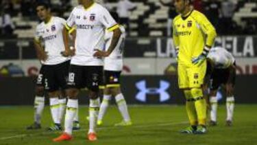 Los jugador de Colo Colo se lamentan luego del gol de Palestino durante el partido de primera division en el estadio Monumental.